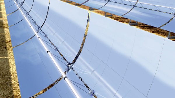 Do urządzeń pracujących z cieplną energią słoneczną zaliczają się między innymi elektrownie słoneczne z rynnami parabolicznymi.